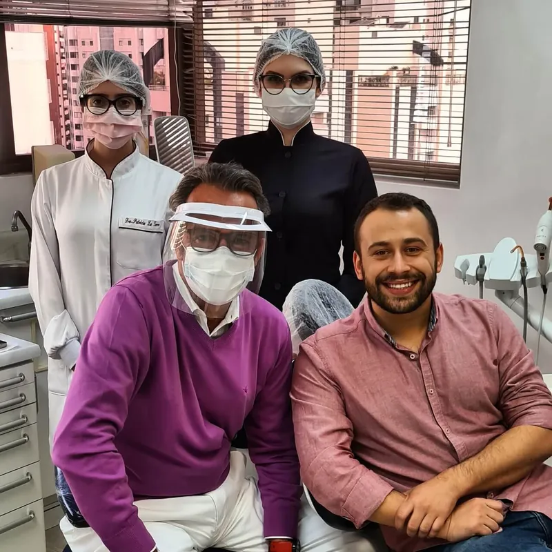 Registro do Dr. Marcelo Martins com paciente no consultório